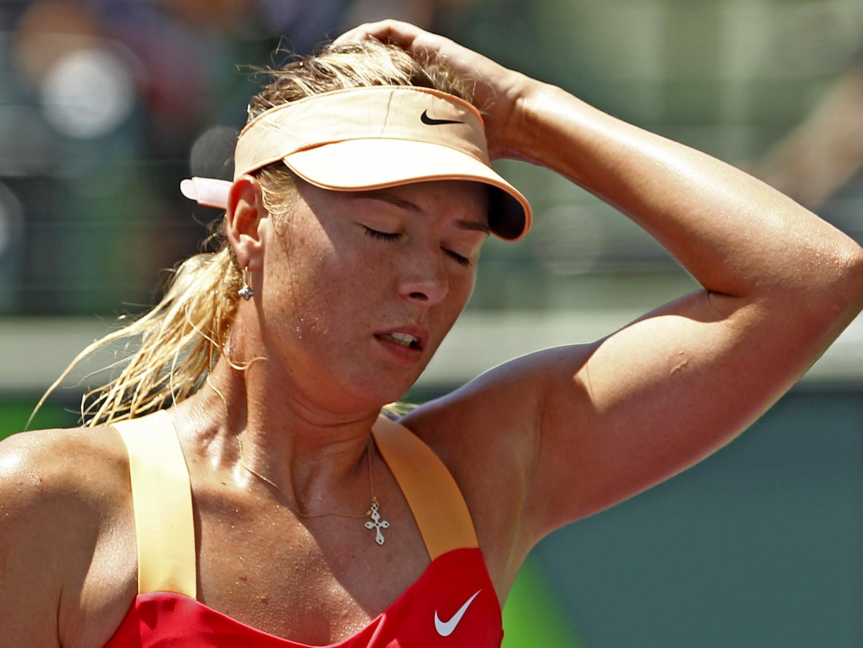 Maria Sharapova se lamenta tras perder un set.
