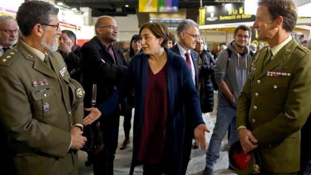 Colau durante su frío encuentro con los militares