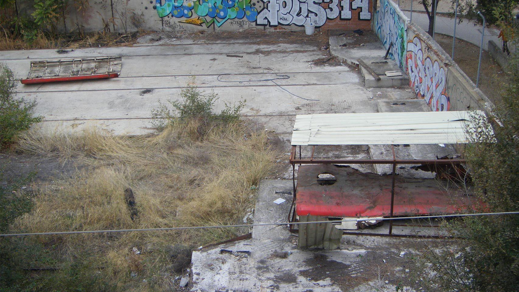 23 de octubre de 2013. Arriba a la izquierda, último resto del tren mientras la Policía estaba en la puerta. A la derecha, lo que quedaba del cobertizo que guardó los últimos restos de un tren del 11-M.