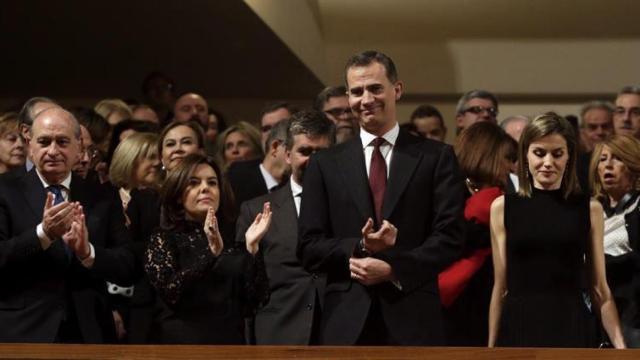 Los reyes junto a la vicepresidentea en funciones y el ministro del Interior