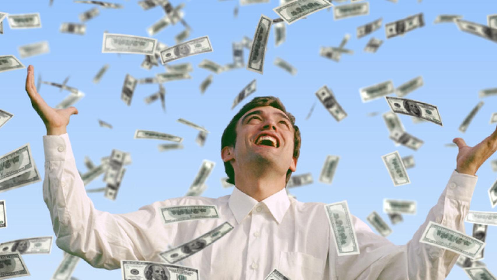 Persona viendo caer dinero.