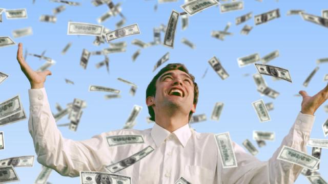 Persona viendo caer dinero.