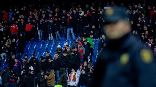 La grada del Calderón, vigilada por la policía.