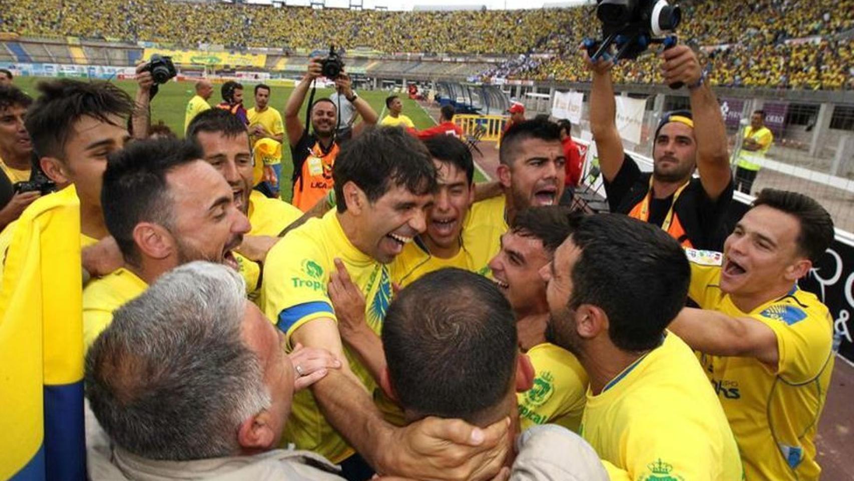Valerón celebra el ascenso a Primera.
