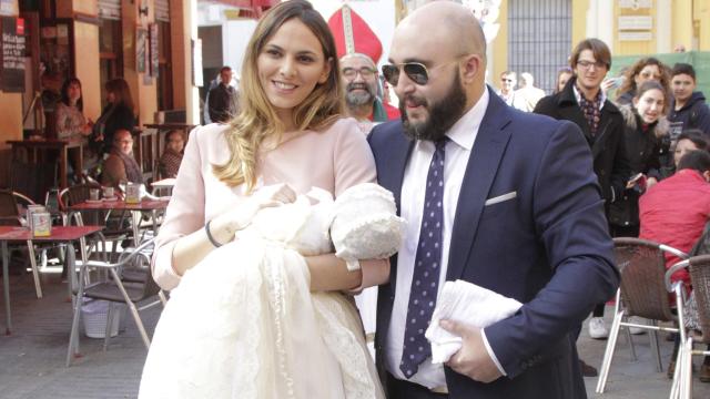 Irene Rosales y Kiko Rivera a la entrada de la parroquia Santa Ana de Sevilla