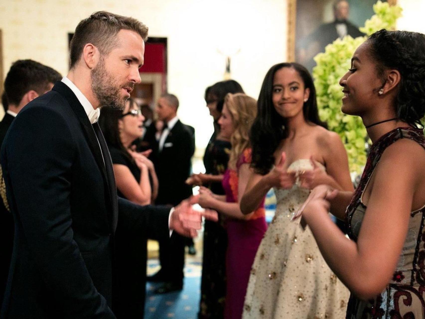 Sasha conversa con el actor Ryan Reynolds mientras Malia da su aprobado
