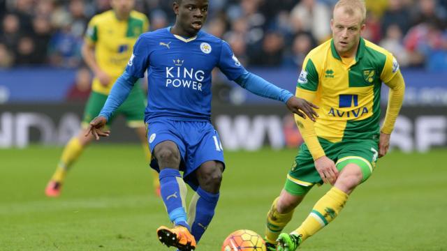 N'Golo Kanté en acción frente a Steven Naismith, del Norwich City.