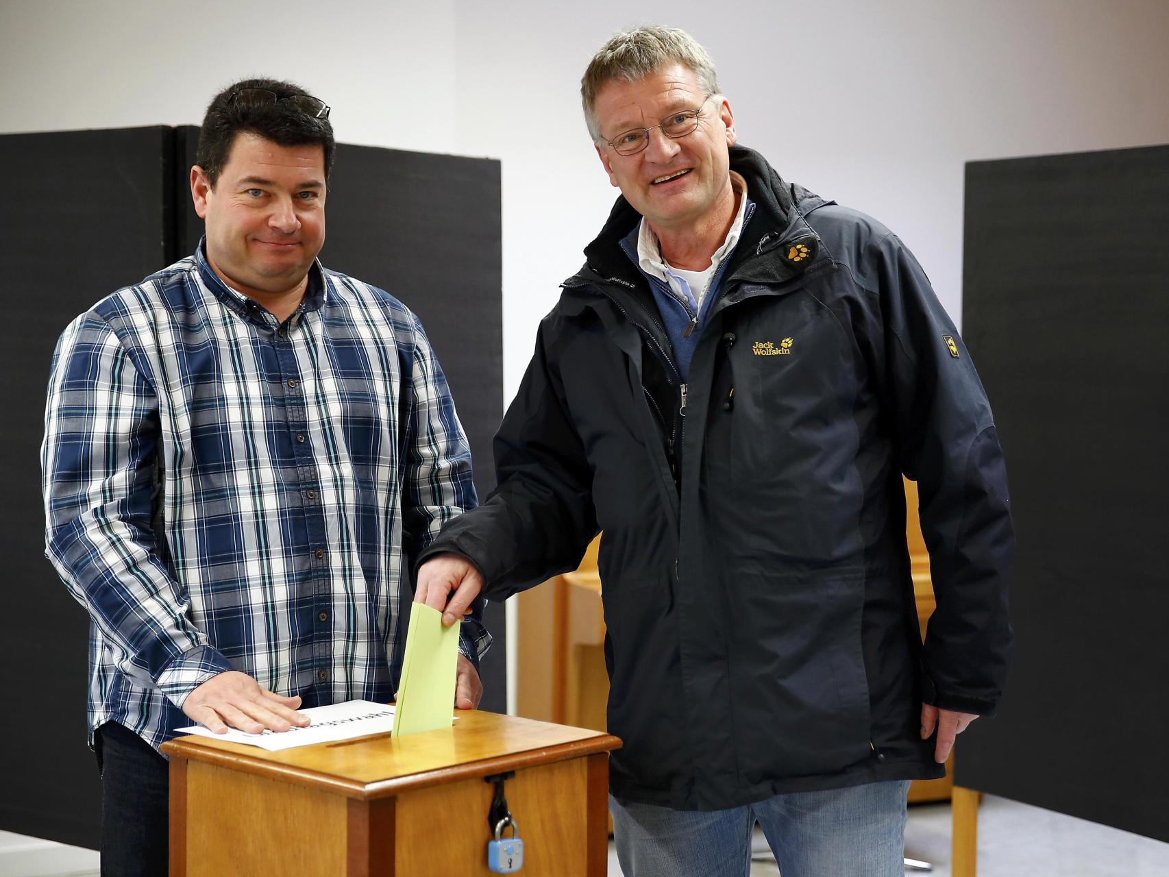 El líder del partido AFD, Joerg Meuthen, votando