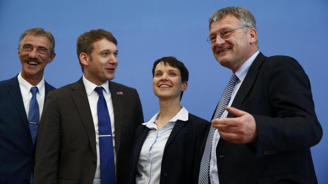 Frauke Petry, la mujer que lidera la AfD, flanqueada por -de izquierda a derecha- Junge (Renania-Palatinado), Poggenburg (Sajonia- Anhalt) y Meuthen (Baden-Wurtemberg).