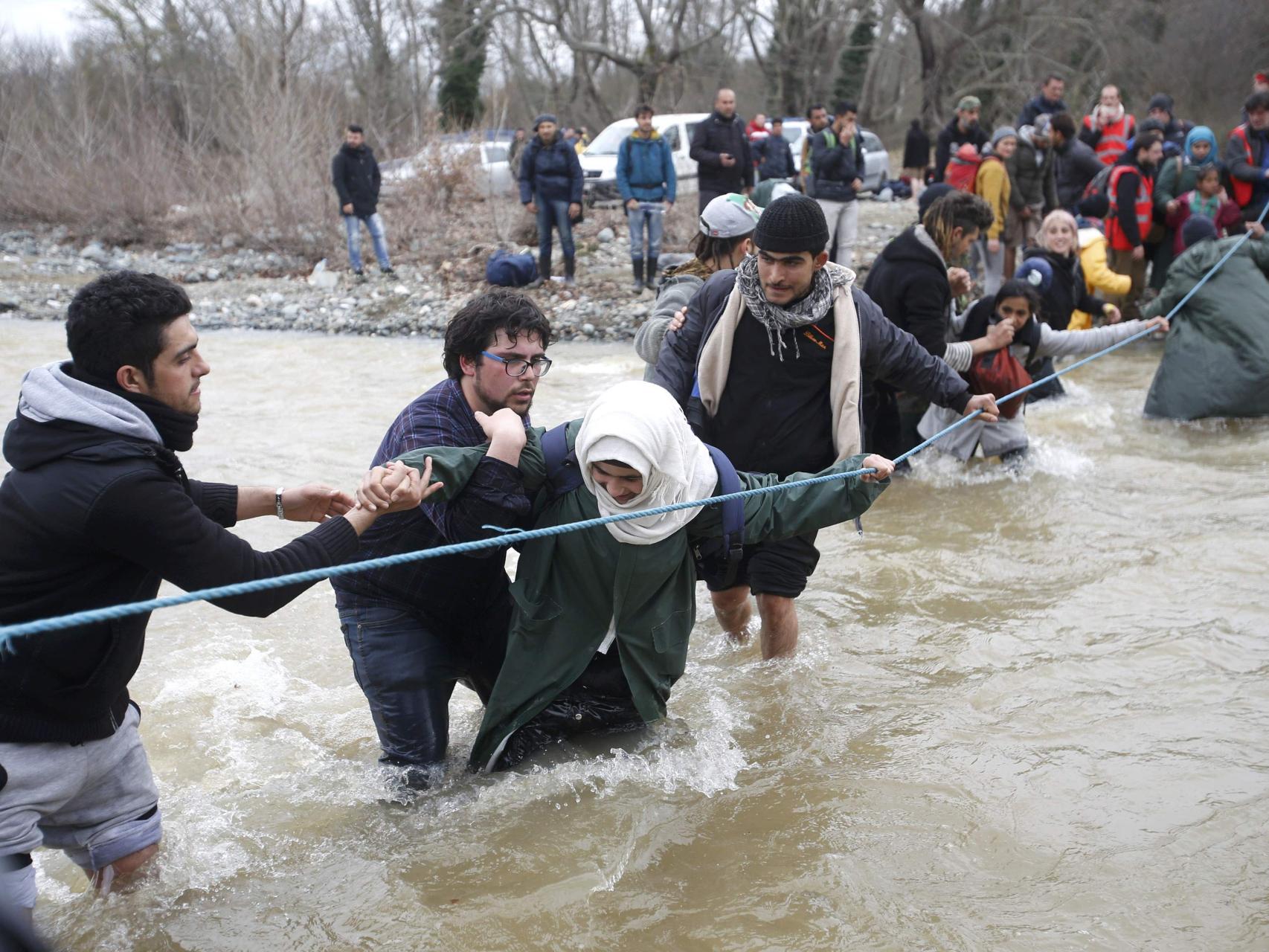 ¿Cierre de fronteras en Macedonia? Ahora las personas cruzan por un río
