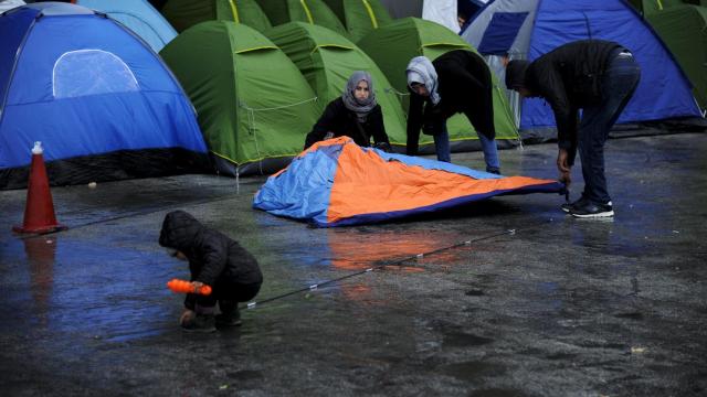 Una familia de refugiados monta una tienda en el puerto griego del Pireo