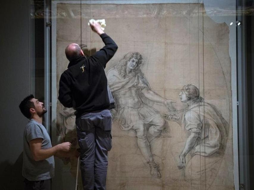 Montaje de la exposición Dibujar Versalles, en CaixaForum.