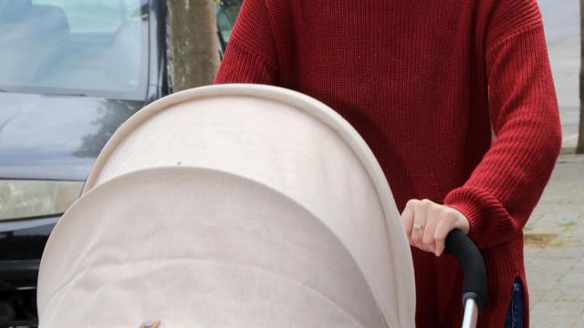 Irene Rosales pasea feliz con su hija y su anillo de compromiso