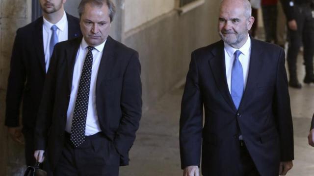 El expresidente de la Junta de Andalucía, Manuel Chaves (d), a su llegada al juzgado.