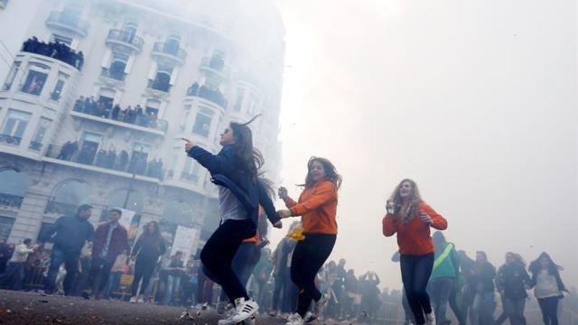 El público corre tras el disparo de la Mascletá este jueves en Valencia