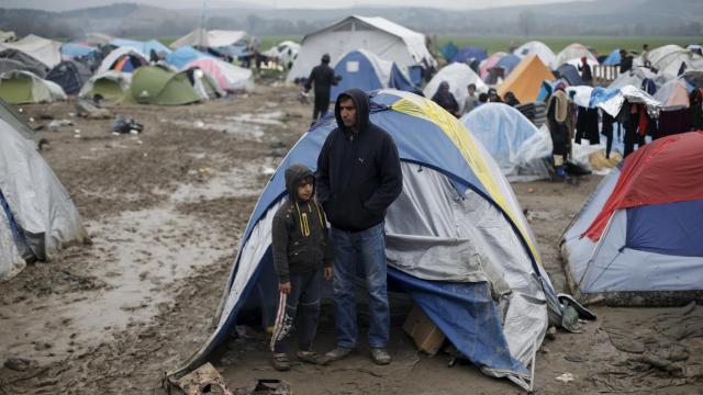 Un padre y su hijo en el campo de refugiados de Idomeni este jueves