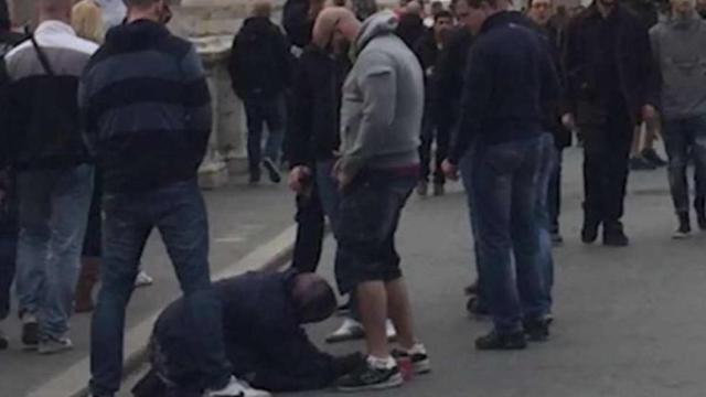 Aficionados del Sparta de Praga humillan a una mendigo en Roma