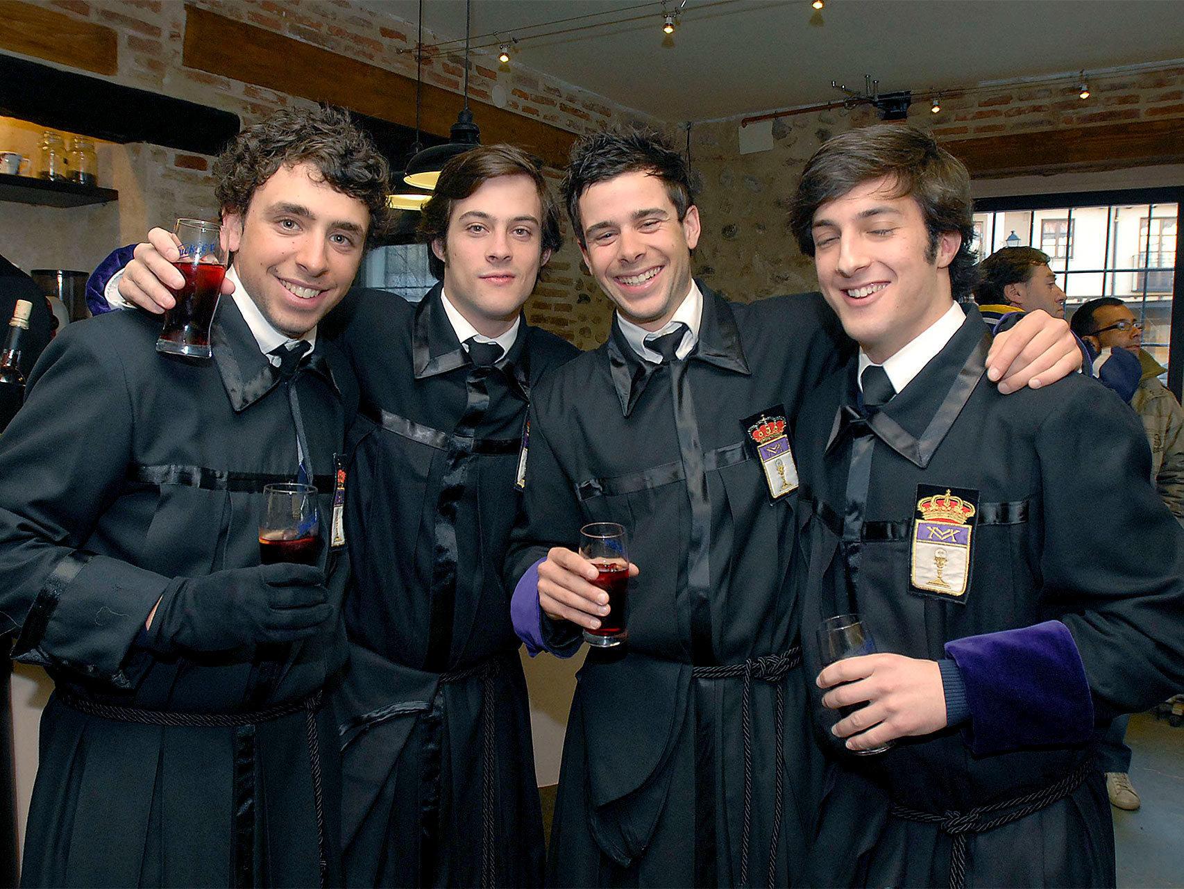 Cofrades de León bebiendo limonada.