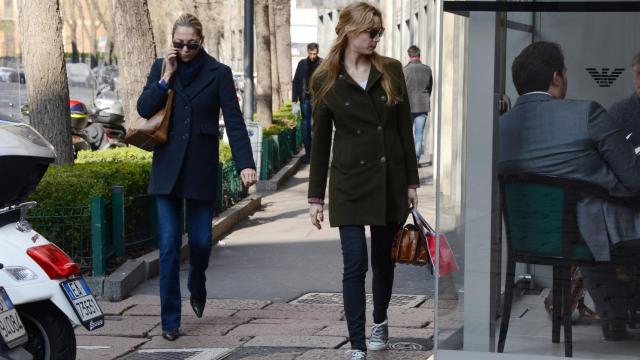 Beatrice Borromeo y su madre de compras por las calles de Milán