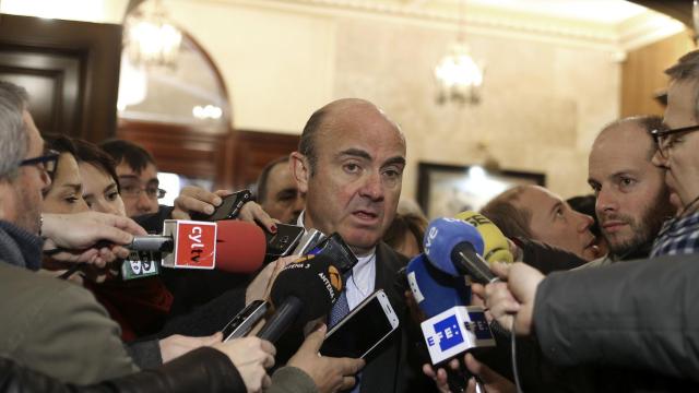 Luis de Guindos atiende a la prensa el pasado martes.