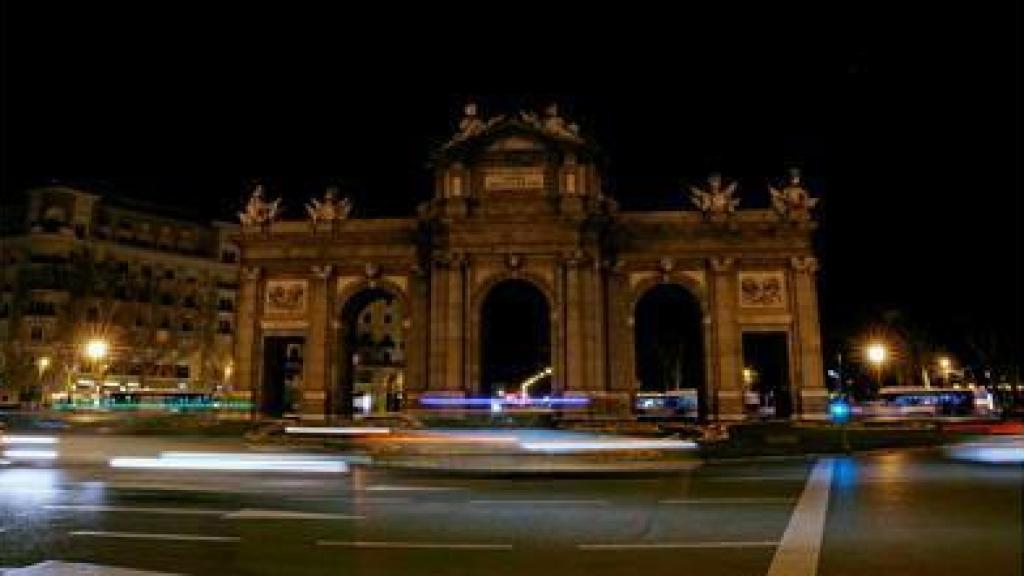 La Puerta de Alcalá de Madrid tras el apagón de 'La Hora del Planeta' en una edición pasada.