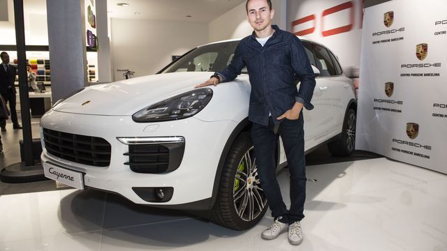 Jorge Lorenzo posa junto al Porsche Cayenne S E-Hybrid que le han entregado.