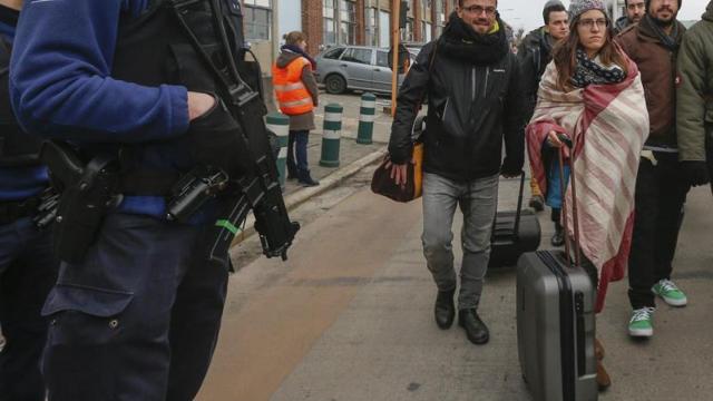 Pasajeros y trabajadores evacúan el aeropuerto internacional de Zaventem.