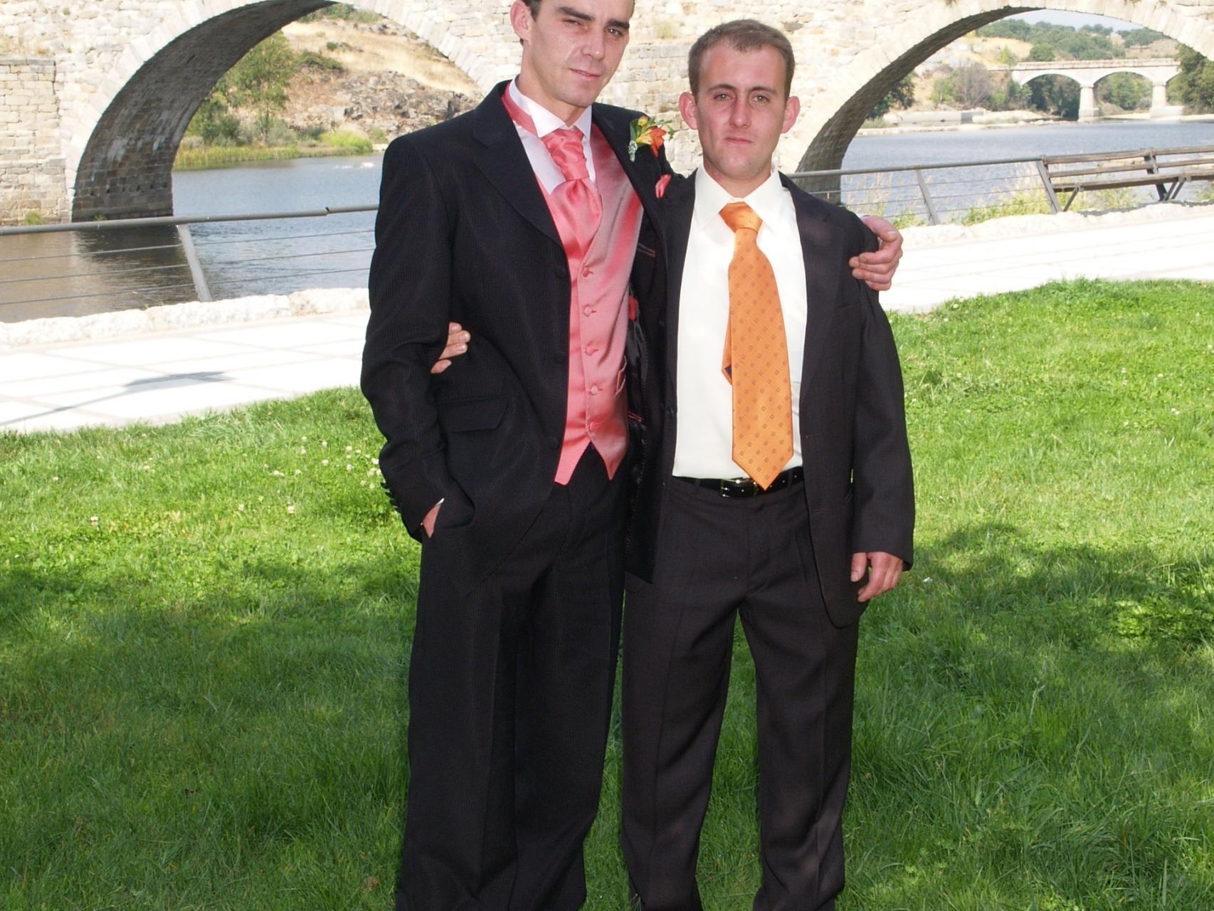 David (a la izquierda) y José, en el día de la boda del primero.