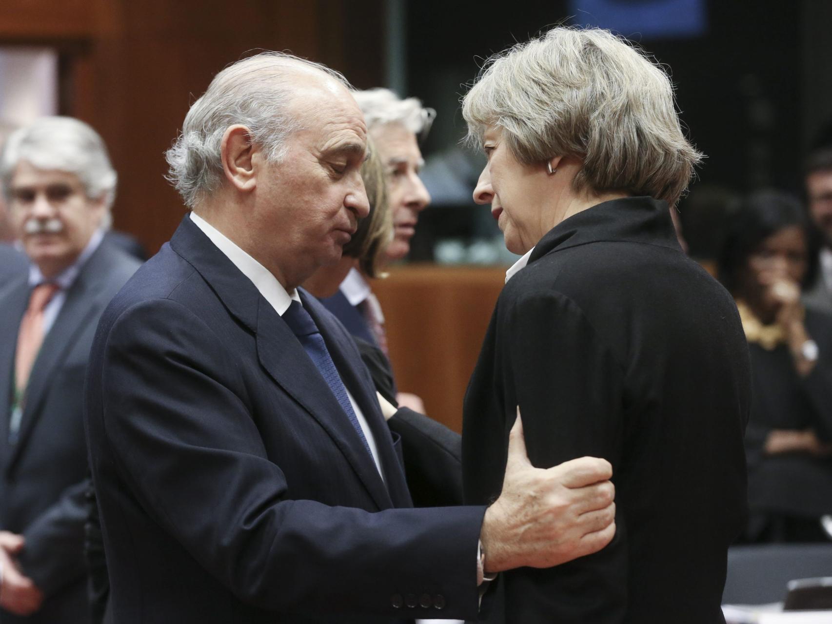 El ministro Jorge Fernández Díaz con su homóloga británica, Theresa May.