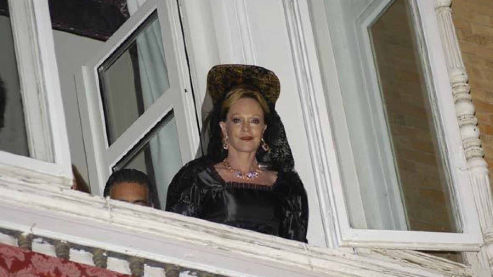 Melanie Griffith con la tradicional mantilla siguiendo la procesión de la Virgen de la Esperanza en Málaga en 2009.