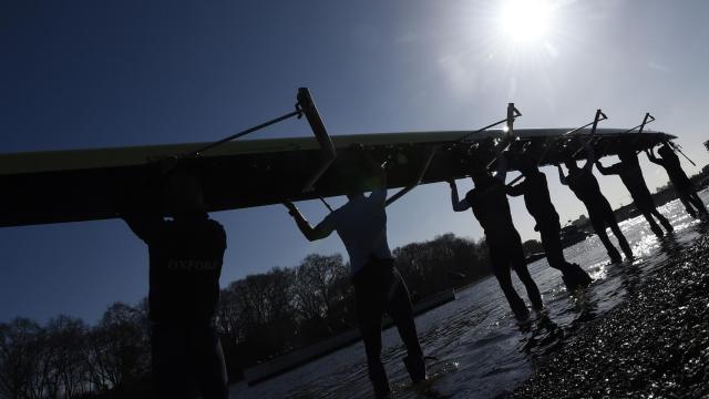 Preparativos para la regata entre Oxford y Cambridge.
