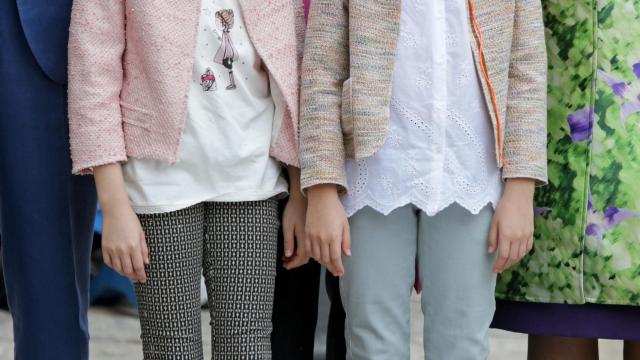 Leonor y Sofía han lucido conjuntos de pantalón y chaqueta muy parecidos