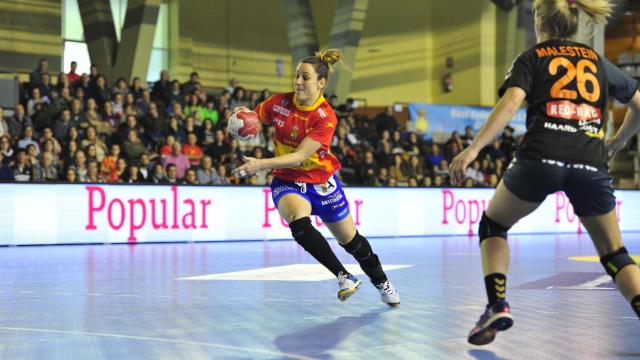 Macarena Aguilar dispara a portería.