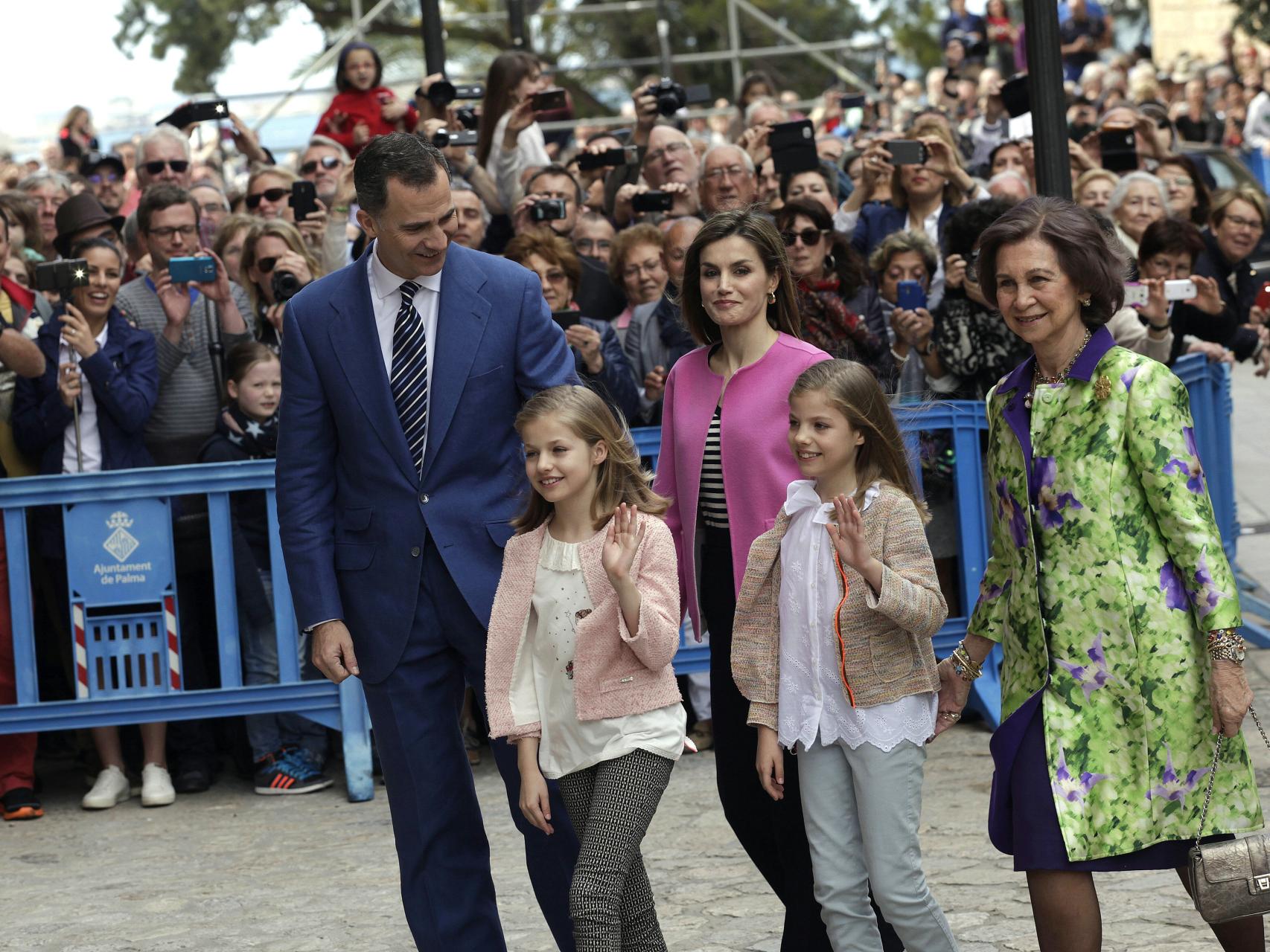 Los Reyes, sus hijas y la reina Sofía asisten en Palma a la misa de Pascua
