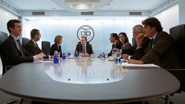 El comité de dirección del PP. Andrea, que no Eva, Levy es la segunda a la izquierda de Rajoy.