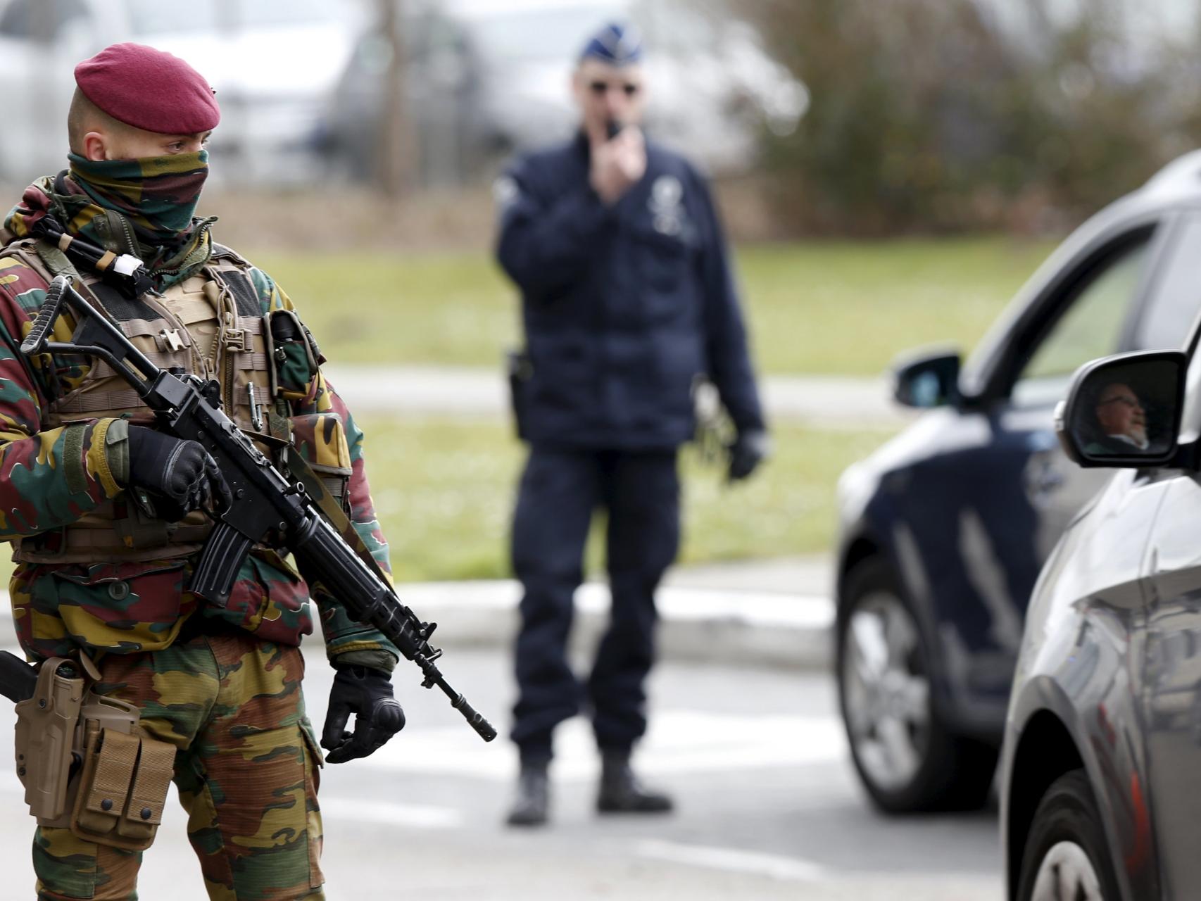 Las fuerzas de seguridad belgas vigilan el acceso al aeropuerto de Zaventem