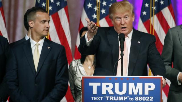 El magnate, junto a su jefe de campaña durante uno de los mítines recientes.