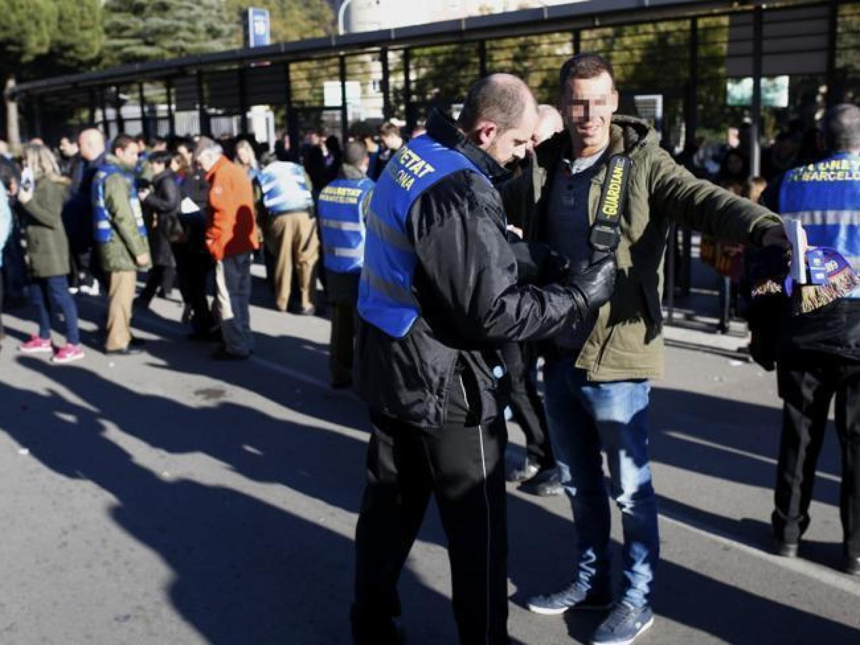 Controles de seguridad a las puertas del Camp Nou.