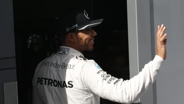 Hamilton entra al garaje.