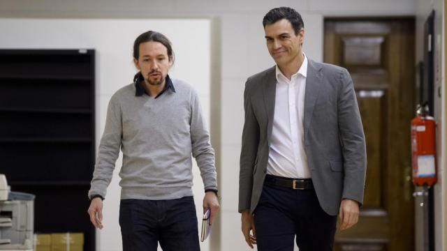 Pablo Iglesias y Pedro Sánchez durante su encuentro en el Congreso