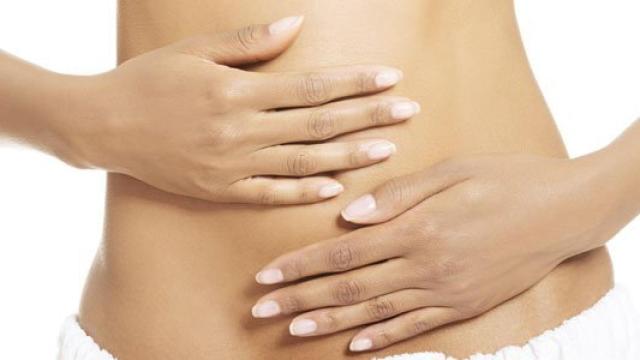 Una mujer con dolor de estómago
