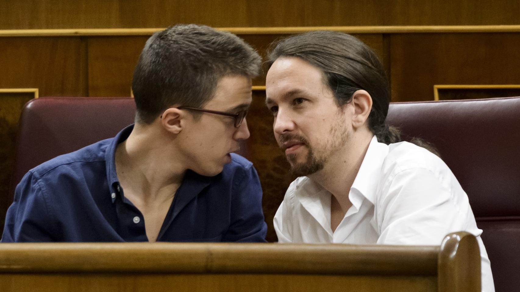 Íñigo Errejón y Pablo Iglesias en su primer pleno de investidura.