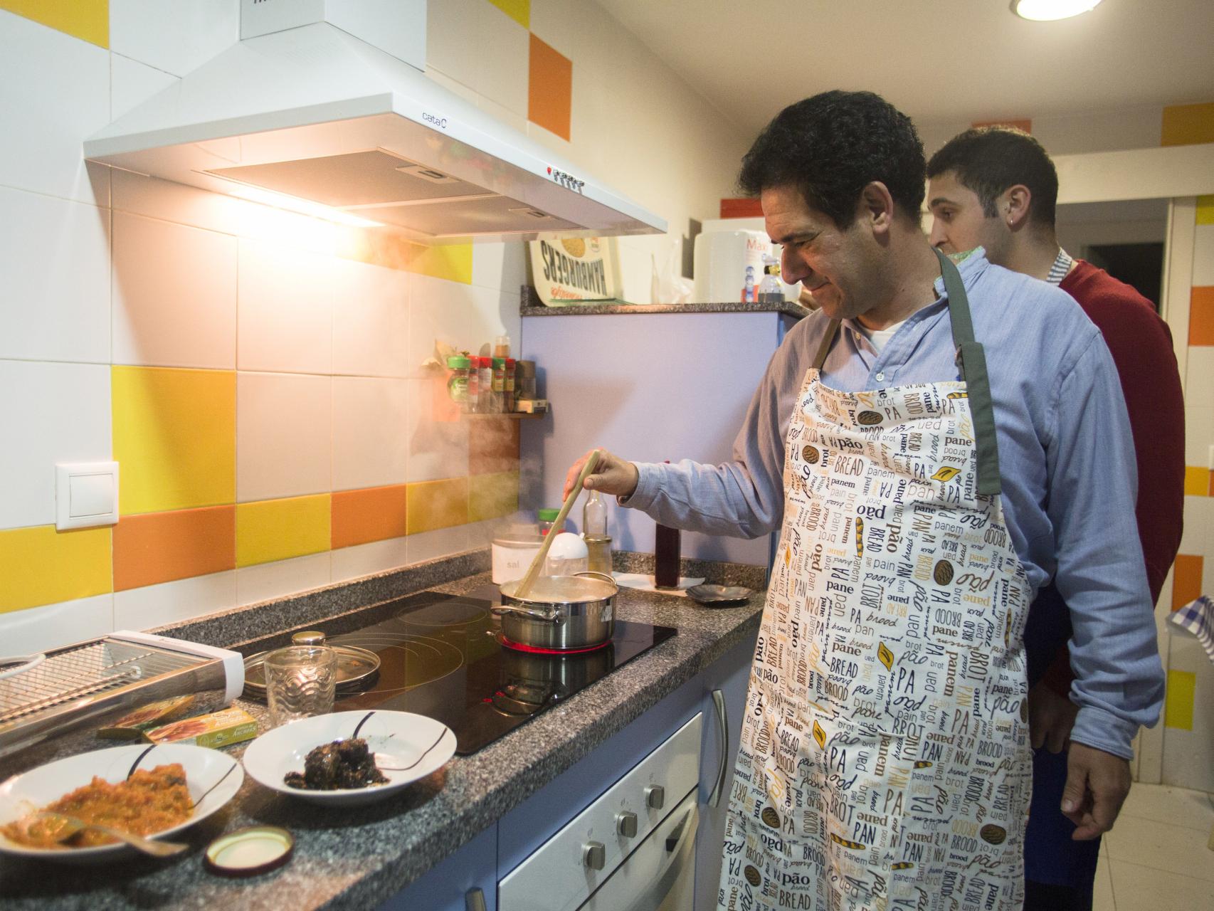 Eduardo y Guillermo en su piso.
