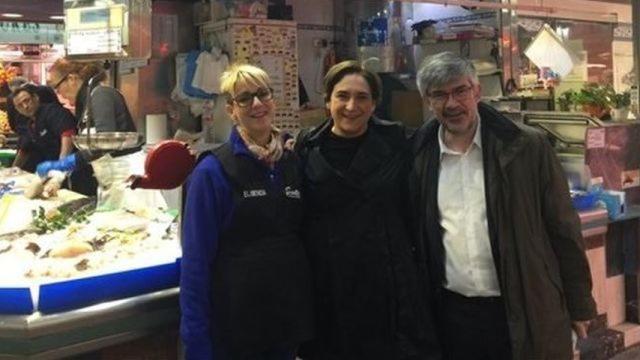 Ada Colau en un mercado barcelonés este sábado.