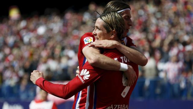Fernando Torres celebra su gol con Filipe Luis.