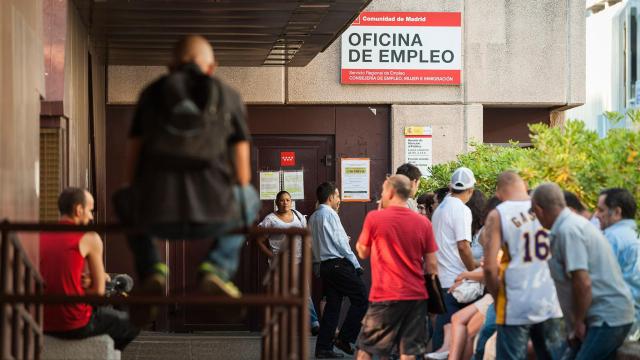 Colas en una oficina de empleo.