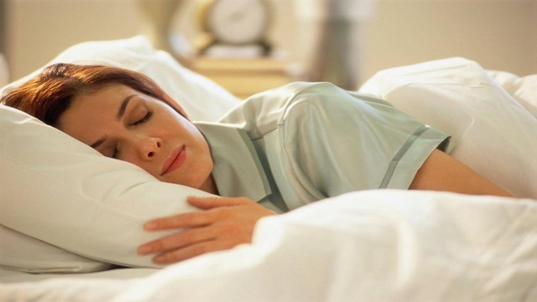 Una mujer durmiendo, algo que mucha gente no logra.