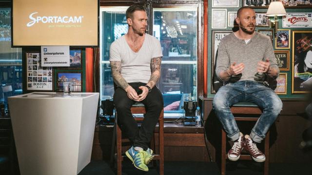 Los dos cofundadores de Sportacam en una presentación.