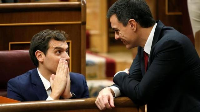 El líder de Ciudadanos, Albert Rivera, y el secretario general del PSOE, Pedro Sánchez.