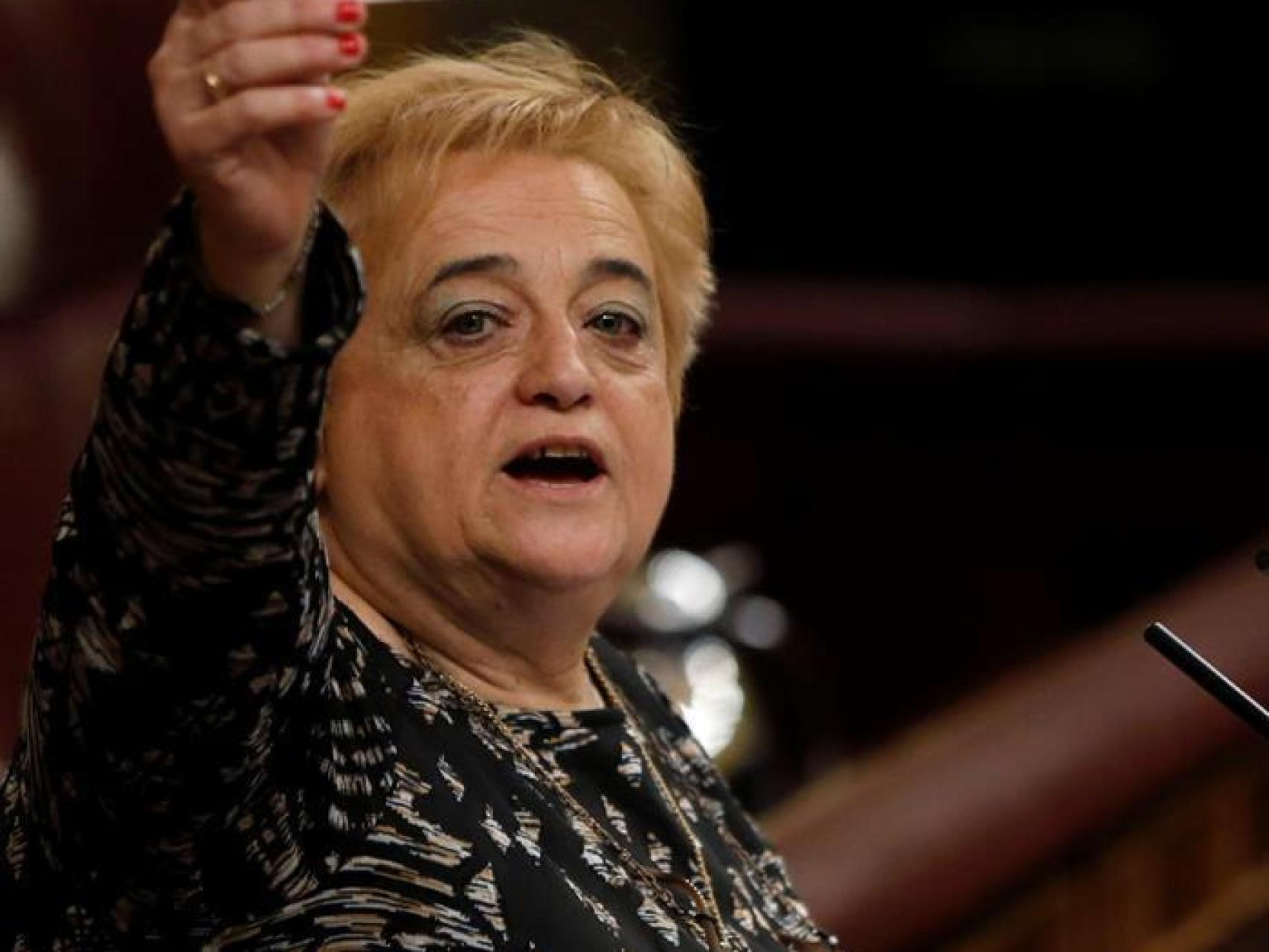 Surra muestra su certificado de refugiada en el Congreso.